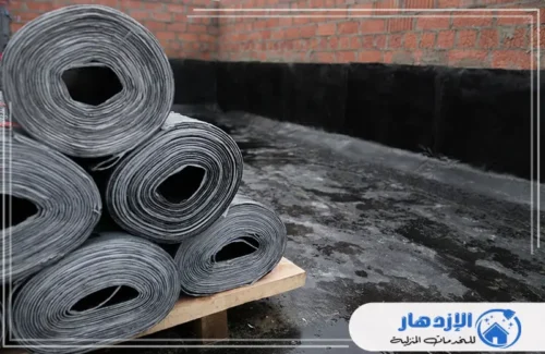 مجموعة من لفائف العزل المائي (الممبرين) مكدسة وجاهزة للاستخدام في الموقع.