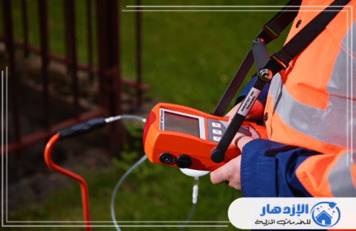 فني متخصص من شركة الإزدهار 0505587508 يستخدم جهاز VARIO-TEC 460 Tracergas لكشف تسربات المياه إلكترونيًا في الأماكن الخارجية بالعين، مما يضمن تحديد الموقع بدقة دون تكسير أو تخريب.