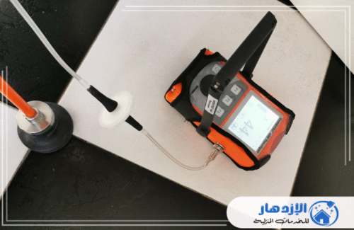 فني من شركة الإزدهار 0505587508 يستخدم جهاز VARIO-TEC 460 Tracergas على بلاط الأرضية، وهي طريقة فعالة للكشف عن تسربات المياه تحت الأرضية دون الحاجة إلى تكسير.