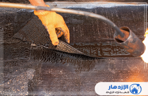 عزل مائي متطور للأسطح في أم القيوين، عامل ماهر يدمج لفائف الممبرين البيتوميني باستخدام شعلة حرارية لضمان الحماية الكاملة. اتصل بـ شركة الإزدهار 0505587508 لخدمة عزل أسطح موثوقة.