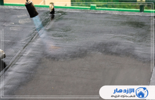 سطح مغطى بالكامل بطبقة متجانسة من العزل المائي والحراري بعد الانتهاء من اللحام الحراري. نتائج مثالية لحماية منزلك من الظروف الجوية القاسية في أم القيوين. شركة الإزدهار 0505587508.