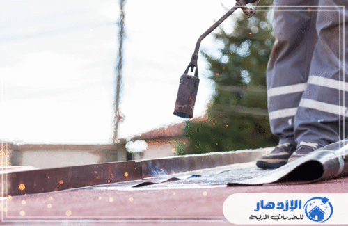 فني متخصص يقوم بتركيب عزل الأسطح المقاوم للماء والحرارة. جودة عالية وأمان في العمل لتقديم أفضل خدمة عزل في أم القيوين. اعتمد على شركة الإزدهار 0505587508.