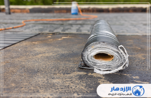 لفة من مادة العزل البيتوميني الأسود الجاهزة للتطبيق على سطح المبنى. مواد عزل عالية الجودة لـ حماية الأسطح في أم القيوين من التسربات والرطوبة. للاستفسار، اتصل بـ شركة الإزدهار 0505587508.