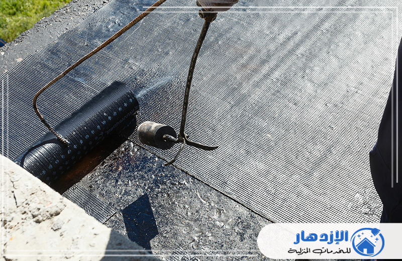 معلم عزل اسطح في العين 0505587508 الإزدهار نحن معلم عزل أسطح في العين نقدم خدمات احترافية بعوازل عالية الجودة لضمان حماية المباني من تسربات المياه والحرارة بأفضل الأسعار وأعلى معايير الدقة.