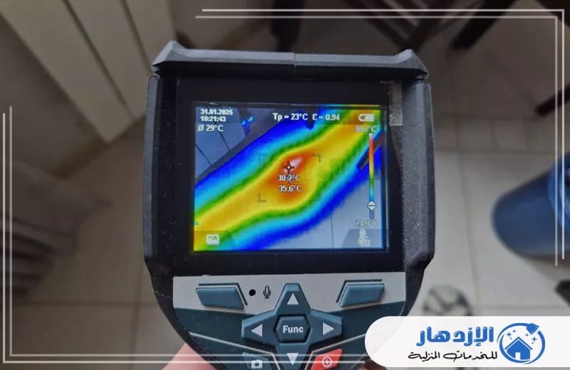 شركات كشف تسريبات المياه المعتمدة بأم القيوين 0505587508 الإزدهار شخص يمسك بجهاز محمول بشاشة رقمية لفحص تسريبات المياه على الأسطح في أم القيوين.