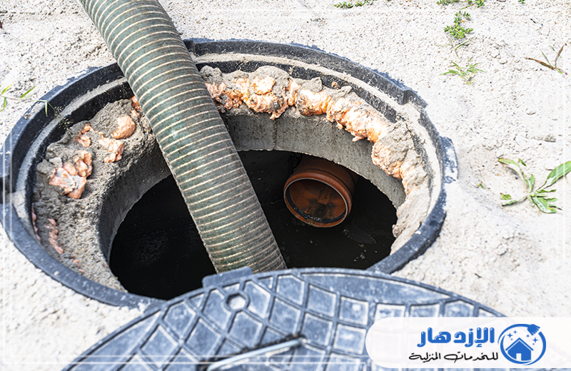 سحب مجاري في راس الخيمة 0505587508   أنبوب مياه داخل بالوعة صرف صحي.