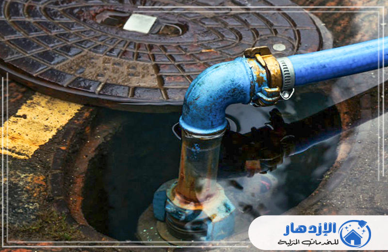 اصلاح مواسير الصرف الصحي في راس الخيمة 0505587508  أنبوب مياه مدفون في الأرض، يُظهر نظام صرف صحي.