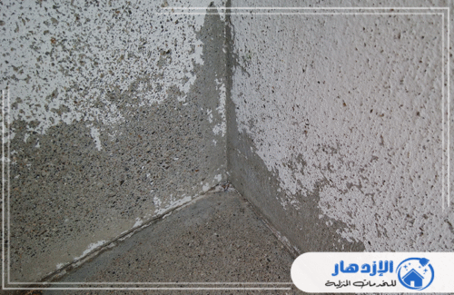 تقشر البوية ورطوبة الزوايا السفلية من علامات الرطوبة الصاعدة. تواصل مع الخبراء في معالجة الرطوبة في المباني. نقدم خدماتنا في أم القيوين وكل الإمارة. شركة الإزدهار 0505587508 هي خيارك الأول لحماية منزلك من أضرار الرطوبة الدائمة.